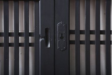 古民具・骨董　モダンなブラックペイント格子帯戸2枚セット