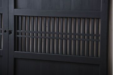 古民具・骨董　モダンなブラックペイント格子帯戸2枚セット