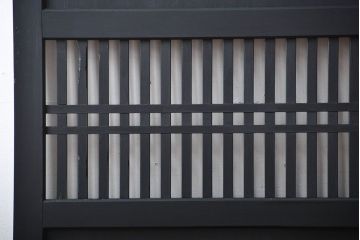 古民具・骨董　モダンなブラックペイント格子帯戸2枚セット