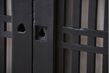 古民具・骨董　モダンなブラックペイント格子帯戸2枚セット