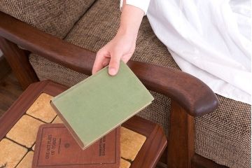 アンティーク家具　アンティーク　シンプルでおしゃれな木製フレームの3人掛けソファ