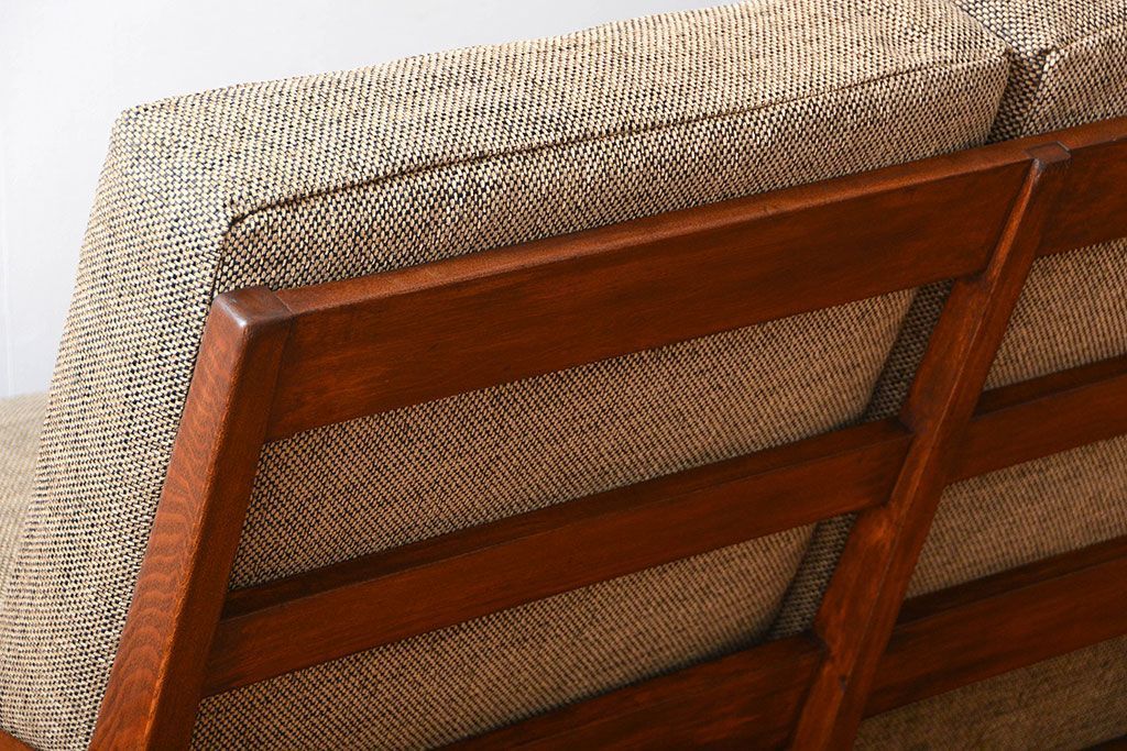 アンティーク家具　アンティーク　シンプルでおしゃれな木製フレームの3人掛けソファ