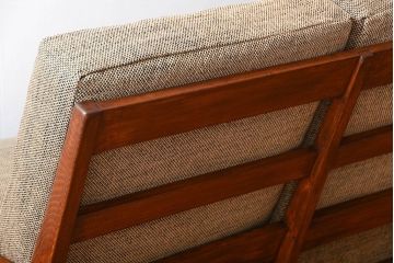 アンティーク家具　アンティーク　シンプルでおしゃれな木製フレームの3人掛けソファ