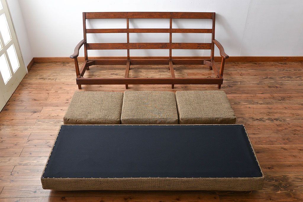 アンティーク家具　アンティーク　シンプルでおしゃれな木製フレームの3人掛けソファ