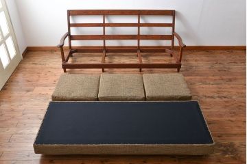 アンティーク家具　アンティーク　シンプルでおしゃれな木製フレームの3人掛けソファ