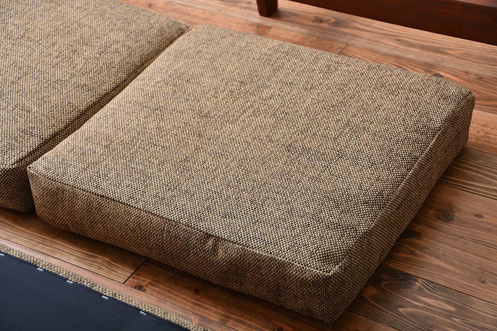 アンティーク家具　アンティーク　シンプルでおしゃれな木製フレームの3人掛けソファ