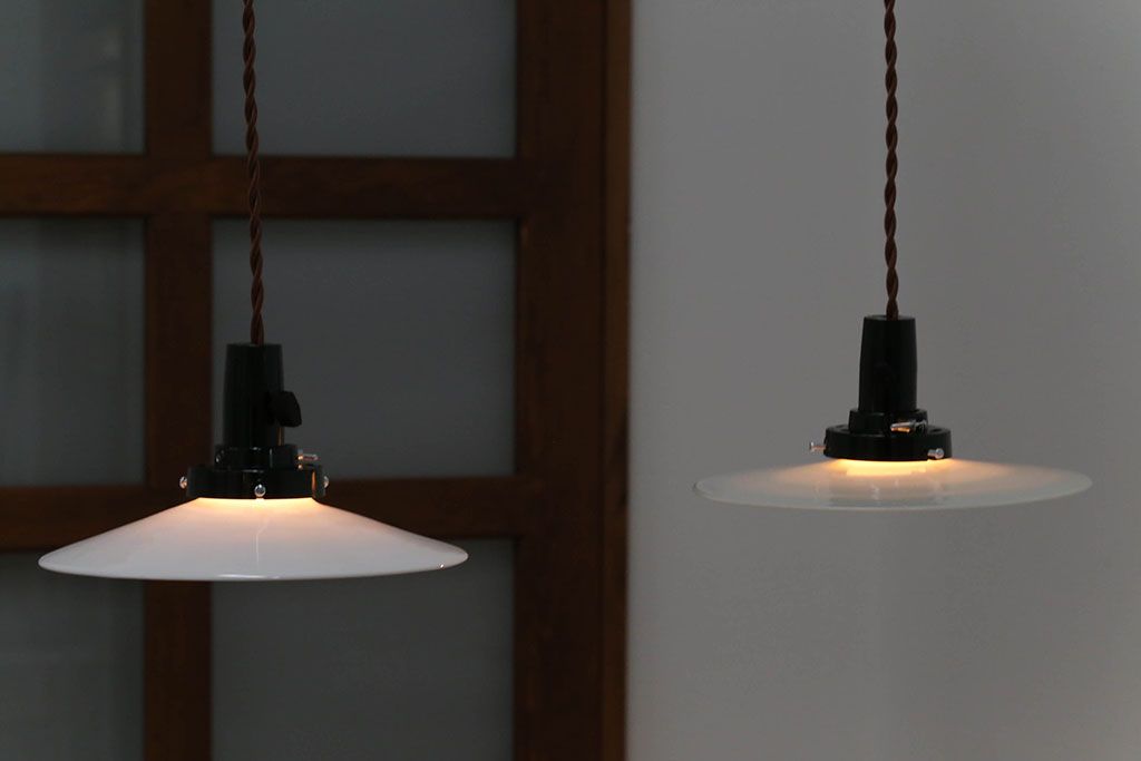 和製アンティーク　昭和レトロな白いガラス平笠照明2個セット(1)