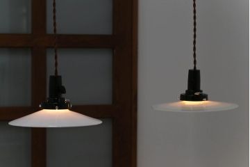 和製アンティーク　昭和レトロな白いガラス平笠照明2個セット(1)