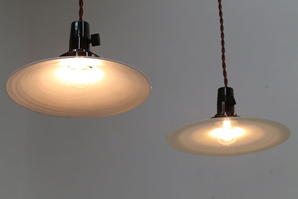 和製アンティーク　昭和レトロな白いガラス平笠照明2個セット(1)