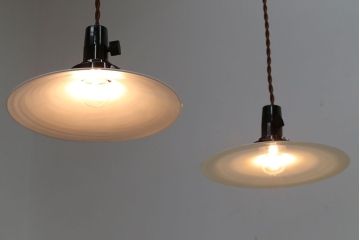 和製アンティーク　昭和レトロな白いガラス平笠照明2個セット(1)