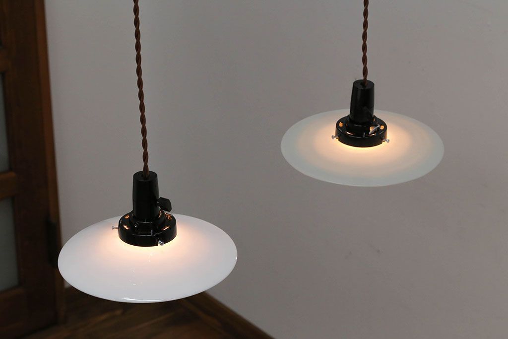 和製アンティーク　昭和レトロな白いガラス平笠照明2個セット(1)