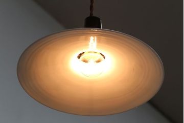 和製アンティーク　昭和レトロな白いガラス平笠照明2個セット(1)