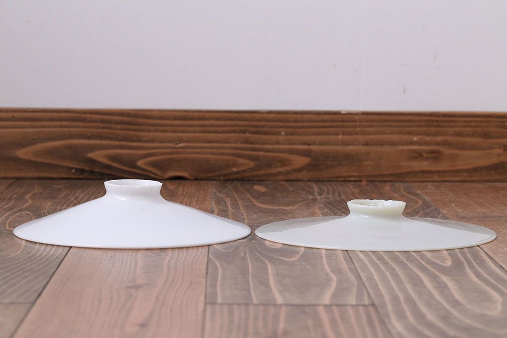 和製アンティーク　昭和レトロな白いガラス平笠照明2個セット(1)