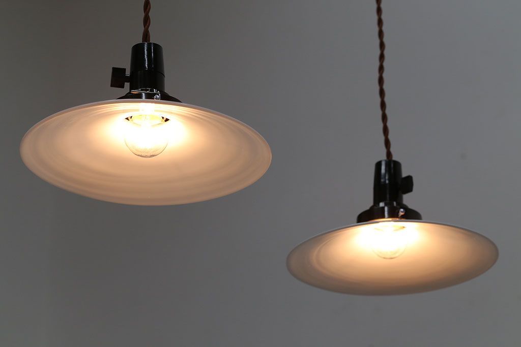 和製アンティーク　昭和レトロな白いガラス平笠照明2個セット(2)