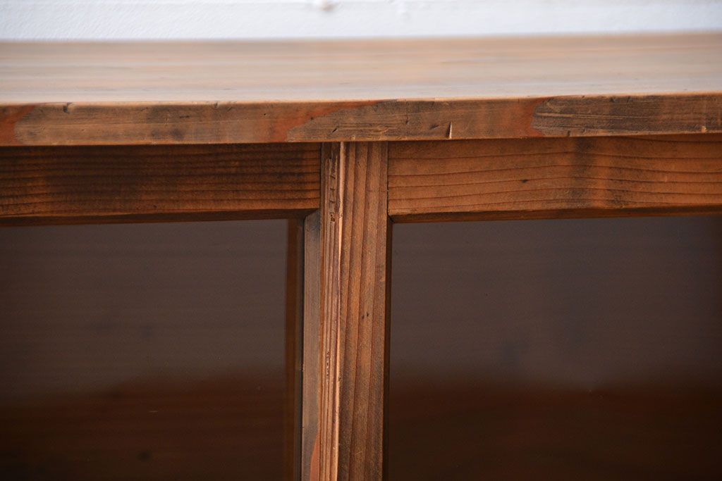 アンティーク家具　和製アンティーク　古い木製の木味の良いガラス引き戸収納棚