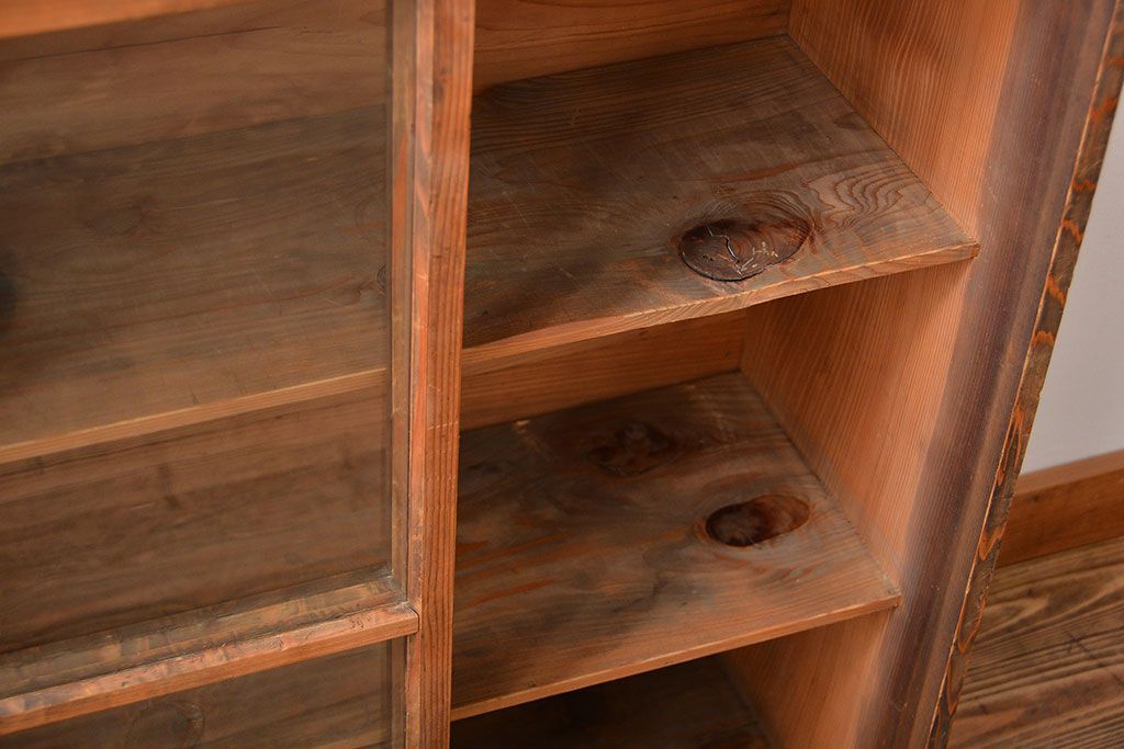 アンティーク家具　和製アンティーク　古い木製の木味の良いガラス引き戸収納棚