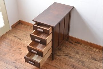 アンティーク家具　和製アンティーク　古い木製のデスクサイドキャビネット(4杯引き出し)