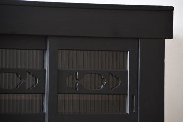 アンティーク家具　アンティーク　和モダン　艶消しブラック塗装の昇り引き出し付き六尺水屋箪笥