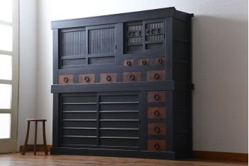 アンティーク家具　アンティーク　和モダン　艶消しブラック塗装の昇り引き出し付き六尺水屋箪笥