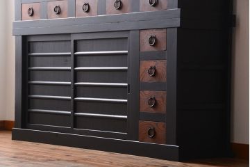 アンティーク家具　アンティーク　和モダン　艶消しブラック塗装の昇り引き出し付き六尺水屋箪笥