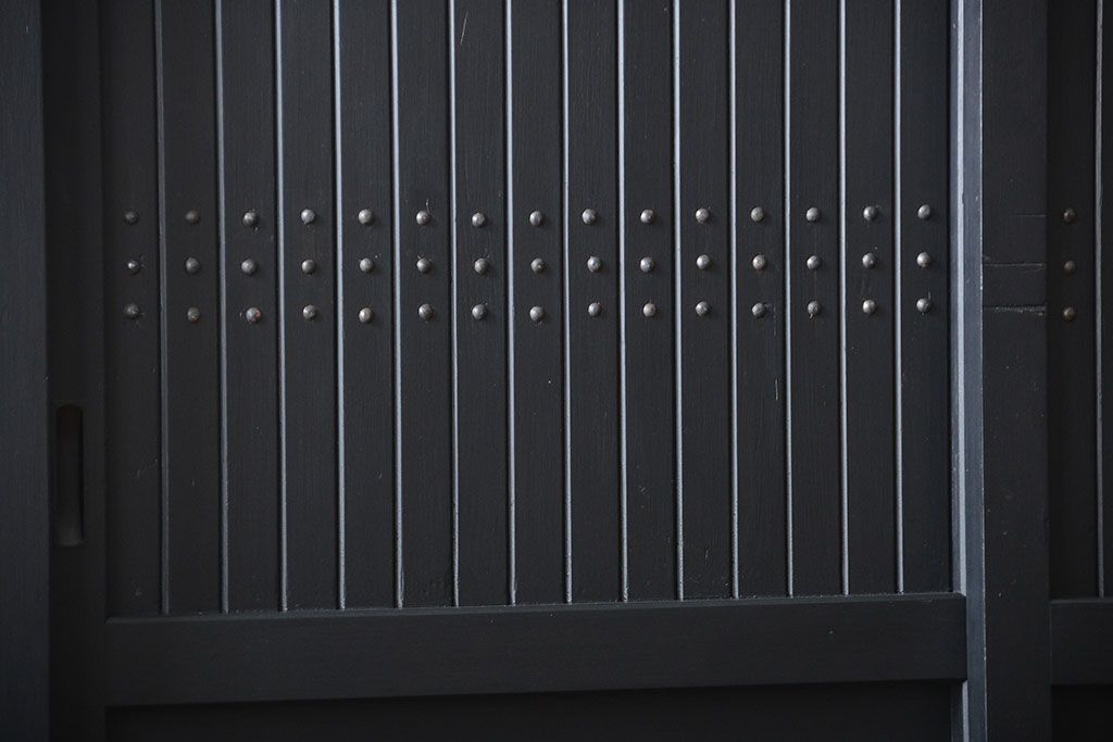 アンティーク家具　アンティーク　和モダン　艶消しブラック塗装の昇り引き出し付き六尺水屋箪笥