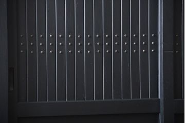 アンティーク家具　アンティーク　和モダン　艶消しブラック塗装の昇り引き出し付き六尺水屋箪笥