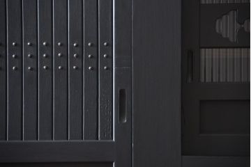 アンティーク家具　アンティーク　和モダン　艶消しブラック塗装の昇り引き出し付き六尺水屋箪笥