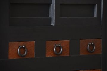 アンティーク家具　アンティーク　和モダン　艶消しブラック塗装の昇り引き出し付き六尺水屋箪笥