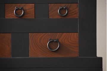 アンティーク家具　アンティーク　和モダン　艶消しブラック塗装の昇り引き出し付き六尺水屋箪笥