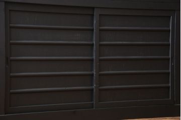 アンティーク家具　アンティーク　和モダン　艶消しブラック塗装の昇り引き出し付き六尺水屋箪笥