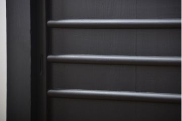 アンティーク家具　アンティーク　和モダン　艶消しブラック塗装の昇り引き出し付き六尺水屋箪笥