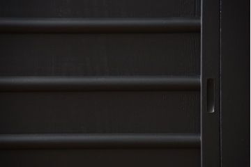 アンティーク家具　アンティーク　和モダン　艶消しブラック塗装の昇り引き出し付き六尺水屋箪笥