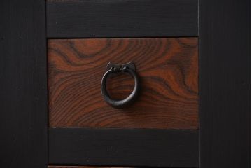 アンティーク家具　アンティーク　和モダン　艶消しブラック塗装の昇り引き出し付き六尺水屋箪笥