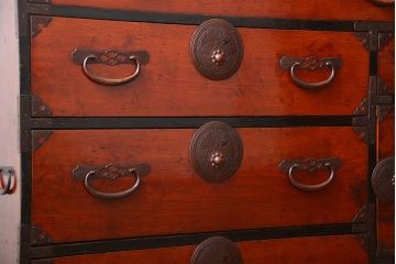 アンティーク家具　古民具・骨董　前面栗材のアンティーク最上箪笥