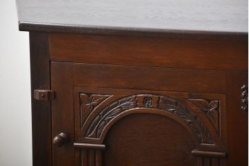 ヴィンテージ家具　イギリスビンテージ　オーク材の戸棚付きコンソールテーブル(サイドテーブル)