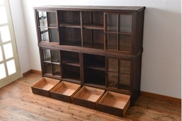 アンティーク家具　和製アンティーク　特大サイズ!4枚引き戸付き3分割収納棚