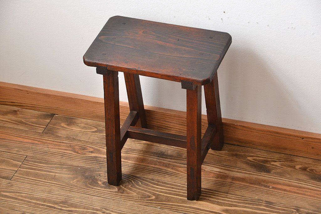 アンティーク家具　和製アンティーク　古い木の味わい深い角スツール