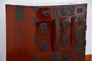 民芸家具　手打ち金具・生地蝋塗の美しい仙台箪笥(定価約200万円)