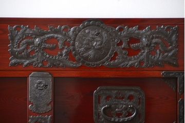 民芸家具　手打ち金具・生地蝋塗の美しい仙台箪笥(定価約200万円)