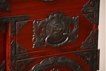 民芸家具　手打ち金具・生地蝋塗の美しい仙台箪笥(定価約200万円)