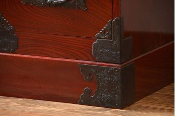 民芸家具　手打ち金具・生地蝋塗の美しい仙台箪笥(定価約200万円)