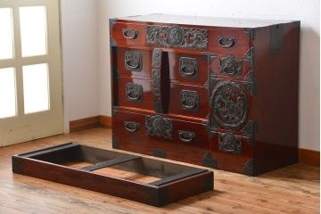 民芸家具　手打ち金具・生地蝋塗の美しい仙台箪笥(定価約200万円)
