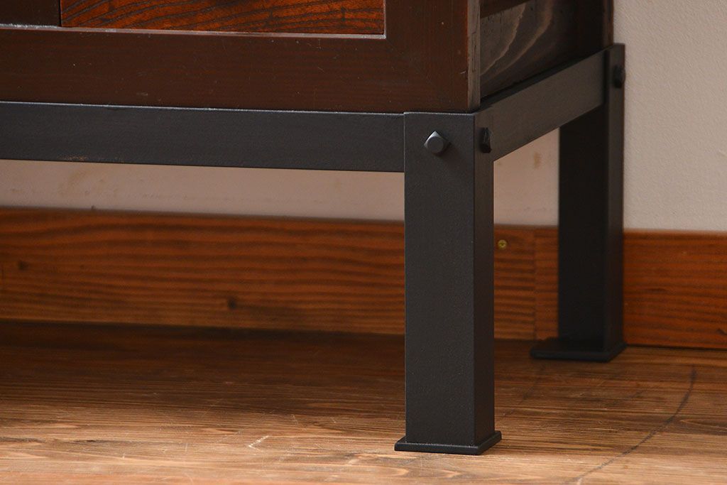 アンティーク家具　古民具・骨董　鉄脚付きアンティーク三尺水屋箪笥