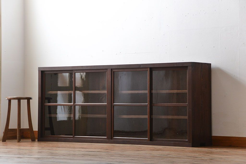 アンティーク家具　和製アンティーク　4枚引き戸付き!古い木製のガラス引き戸収納棚