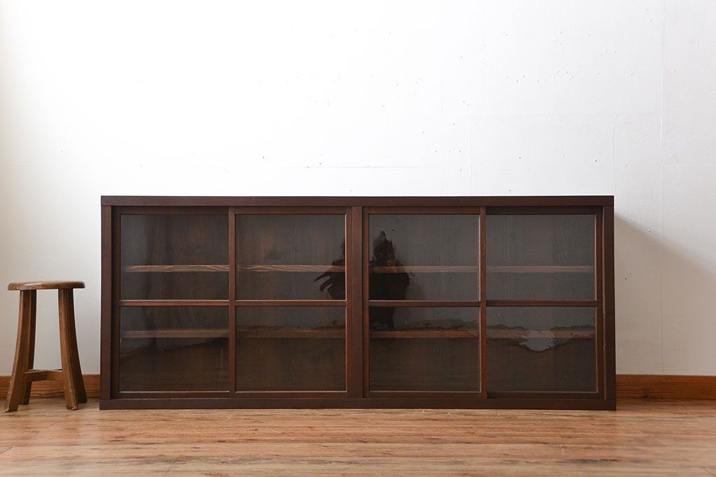 アンティーク家具　和製アンティーク　4枚引き戸付き!古い木製のガラス引き戸収納棚