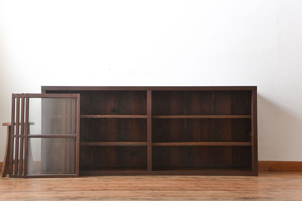 アンティーク家具　和製アンティーク　4枚引き戸付き!古い木製のガラス引き戸収納棚