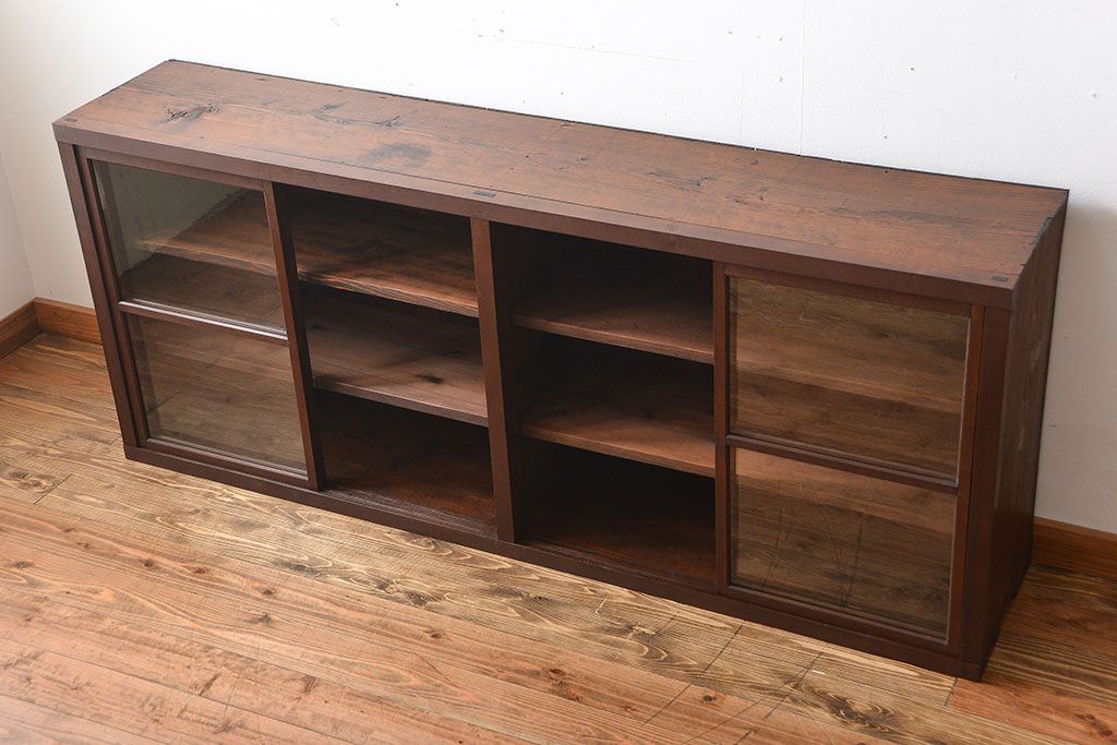 アンティーク家具　和製アンティーク　4枚引き戸付き!古い木製のガラス引き戸収納棚