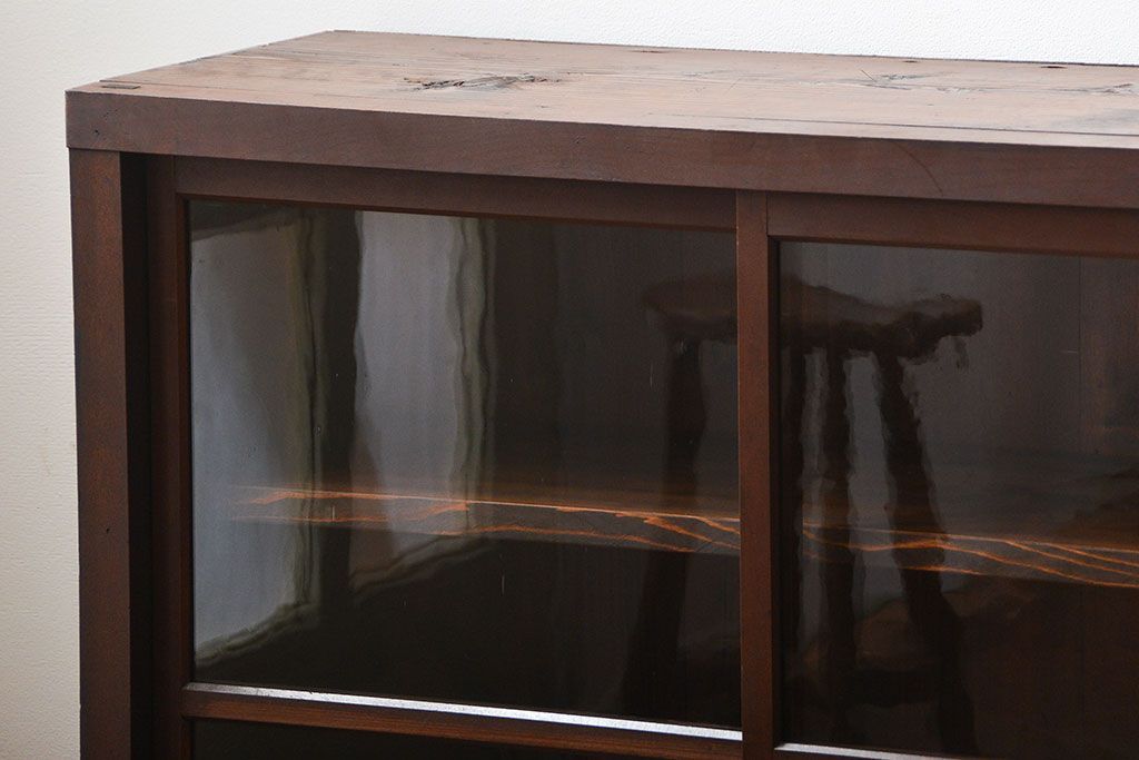 アンティーク家具　和製アンティーク　4枚引き戸付き!古い木製のガラス引き戸収納棚