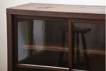 アンティーク家具　和製アンティーク　4枚引き戸付き!古い木製のガラス引き戸収納棚