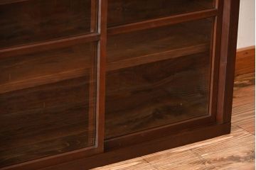 アンティーク家具　和製アンティーク　4枚引き戸付き!古い木製のガラス引き戸収納棚